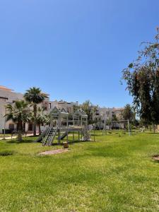 萨伊迪耶Marina Ap2的公园内的一个游乐场,有滑梯 更多12张照片