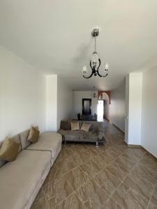 萨伊迪耶Marina Ap2的带沙发和枝形吊灯的客厅