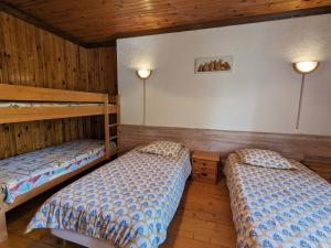 เตียงในห้องที่ Gîte Jussarupt, 4 pièces, 6 personnes - FR-1-589-320