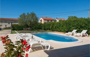 Bazén v ubytování Holiday Home Grandici Iv nebo v jeho okolí