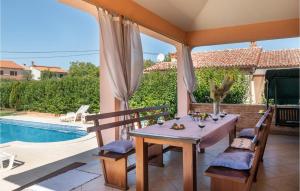 Bazén v ubytování Holiday Home Grandici Iv nebo v jeho okolí