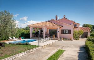 Bazén v ubytování Holiday Home Grandici Iv nebo v jeho okolí + 35 fotografií
