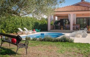 Bazén v ubytování Holiday Home Grandici Iv nebo v jeho okolí