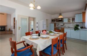 Kuchyň nebo kuchyňský kout v ubytování Holiday Home Grandici Iv