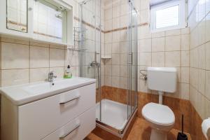 Ένα μπάνιο στο Apartments Anamarija S +32 φωτογραφίες