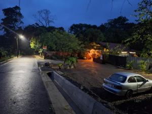 samochód zaparkowany na poboczu drogi w nocy w obiekcie Guapote Lodge w mieście Tigra