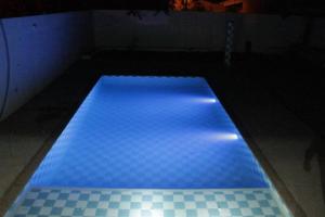 ein blauer Pool in einem Zimmer mit Fliesenboden in der Unterkunft Villamagan in Carmen de Apicalá
