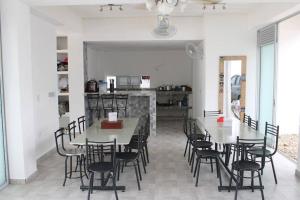 ein Esszimmer mit Tisch und Stühlen in der Unterkunft Villamagan in Carmen de Apicalá