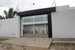 ein weißes Gebäude mit einem Balkon auf der Seite in der Unterkunft Villamagan in Carmen de Apicalá