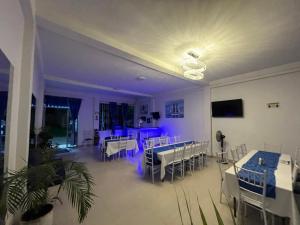 Μια τηλεόραση ή/και κέντρο ψυχαγωγίας στο Tropical Resort Tocaima