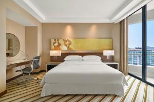 Postel nebo postele na pokoji v ubytování Sheraton Nha Trang Hotel & Spa