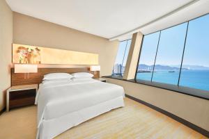 Postel nebo postele na pokoji v ubytování Sheraton Nha Trang Hotel & Spa