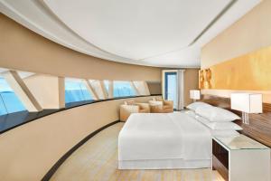 Postel nebo postele na pokoji v ubytování Sheraton Nha Trang Hotel & Spa