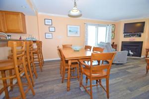 Bel Mare 101 condo في آوشين سيتي: مطبخ وغرفة طعام مع طاولة وكراسي