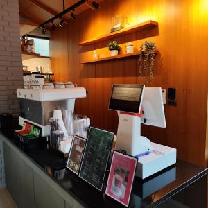 バンコクにあるROOMS at Number60 Khaosan Bangkokのカウンター上のコーヒーショップ