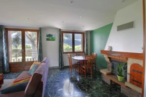 een woonkamer met een bank en een open haard bij Charming house with great views in Brison-Saint-Innocent