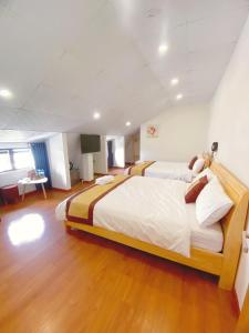 Postel nebo postele na pokoji v ubytování S481 Hoa Dang Hotel Dalat