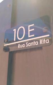 een bord met de tekst e rua santaritis bij Tiwá Hostel - antigo DaSanta - CENTRO in Arraial d'Ajuda