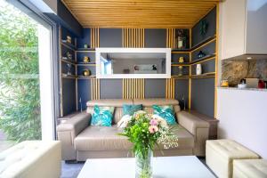 サン・マルタン・ド・レにあるLa Maisonnette Du Closのソファとテーブルのあるリビングルーム