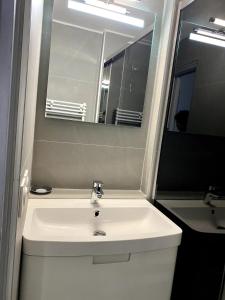 Koupelna v ubytování Well placed apartment with courtyard 300m from port