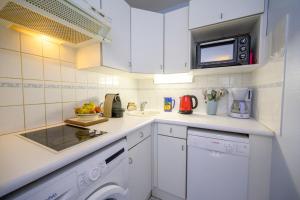 Kuchyň nebo kuchyňský kout v ubytování Well placed apartment with courtyard 300m from port