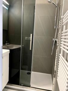 Koupelna v ubytování Well placed apartment with courtyard 300m from port