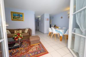 Posezení v ubytování Well placed apartment with courtyard 300m from port + 8 fotografií