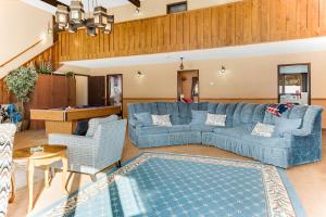 Χώρος καθιστικού στο Star Hawk Springs Chateaux - Large 6 Bdrm Retreat +32 φωτογραφίες