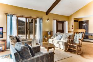 Χώρος καθιστικού στο Star Hawk Springs Chateaux - Large 6 Bdrm Retreat