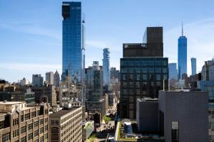 een uitzicht op de skyline van de stad met hoge gebouwen bij Courtyard by Marriott New York Manhattan / Soho in New York