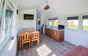 eine Küche mit einem Holztisch und eine Küche mit einem Schreibtisch in der Unterkunft 1 Bedroom Beautiful Home In Bedzino in Będzino