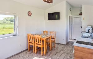 eine Küche und ein Esszimmer mit Tisch und Stühlen in der Unterkunft 1 Bedroom Beautiful Home In Bedzino in Będzino