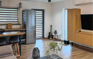 Photo de la galerie de l'établissement Beautiful Home In Drogoradz With Kitchen, à Drogoradz