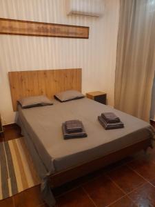 un letto con due asciugamani sopra di Nova Quinta Moderna TORRAMO em Oliveiras, Campo de Laranjas, na Nacional 2, Alentejo 13750 m2 a Torrão