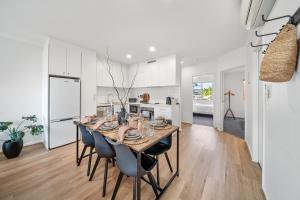 une cuisine et une salle à manger avec une table et des chaises dans l'établissement In The Midst on Melbourne, à Adélaïde 32 autres photos