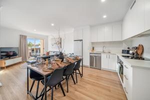 une cuisine et une salle à manger avec une table et des chaises dans l'établissement In The Midst on Melbourne, à Adélaïde