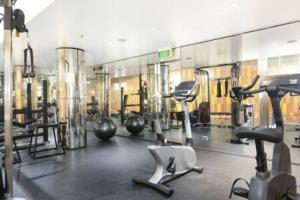 Fitness centrum a/nebo fitness zařízení v ubytování 1 bedroom Apartment 437 Bourke Street