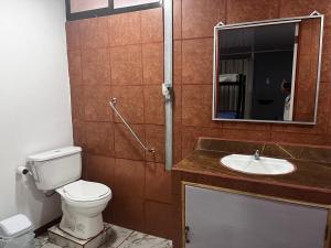 Un baño de Hospedaje Estrella Del Golf, Playa, Puerto Jimenez 36 fotos más
