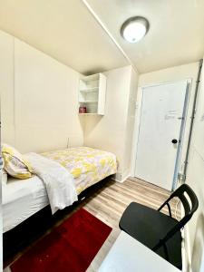 Un pat sau paturi într-o cameră la Tiny Private Room at the Upper Level of a Big House with Shared Bathroom