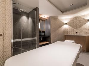 Łóżko lub łóżka w pokoju w obiekcie Appartement lumineux avec balcon à 2 chambres doubles et services inclus, skis aux pieds - FR-1-613-65