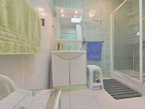 een badkamer met een douche en een kruk erin bij Maison 4 pièces près plage - Saint-Denis-d'Oléron, 6 couchages - FR-1-246A-309 in Saint-Denis-dʼOléron +8 foto's