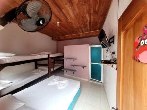 AcantiHotel Zona Libre Capurganá - Cerca a la playa y el muelle的客房设有两张双层床和风扇。