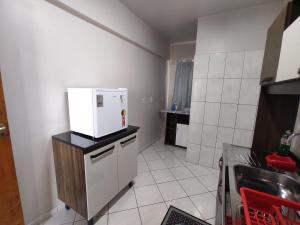 Dapur atau dapur kecil di Apartamento com mobília nova 302