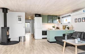 Kuchyň nebo kuchyňský kout v ubytování Cozy Home In Hadsund With Kitchen