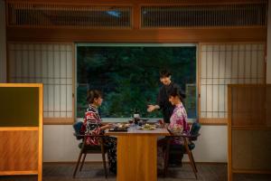 郡山荣乐馆日式旅馆的坐在桌子上的男人和女人