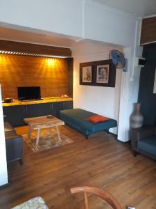 BIDESI VILLA Apartments في سوفا: غرفة معيشة مع أريكة وطاولة