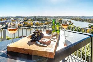 un tavolo con due bicchieri di vino sul balcone di Hipango Point a Whanganui