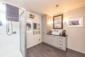 un bagno con doccia e lavandino di Hipango Point a Whanganui