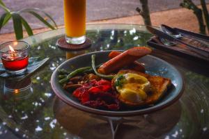 ティオマン島にあるJapamala Resort by Samadhi - Adults Onlyのガラス張りの皿