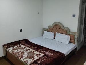 um quarto com uma cama com um cobertor em Saspolo chain of G house em Skardu